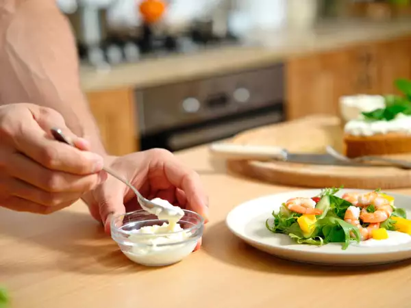 Menu del giorno, 12 agosto: crema di surimi, insalata di gamberetti e mango, e mojito cheesecake