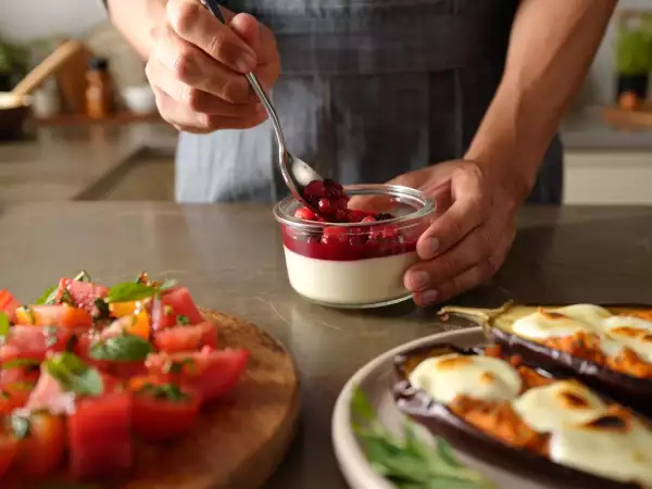 Menu del giorno, 13 agosto: zuppa fredda, melanzane ripiene e panna cotta ai frutti di bosco
