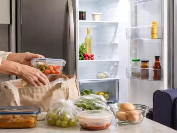 Modalità vacanze del frigorifero: cosa togliere prima di partire per evitare sprechi e rischi