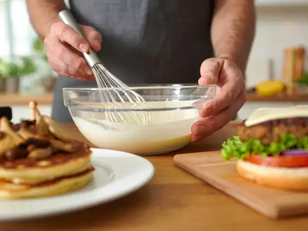 Menu vegetariano, 19 agosto: pancakes ai funghi, burger vegetale e dolce di mele con nocciole