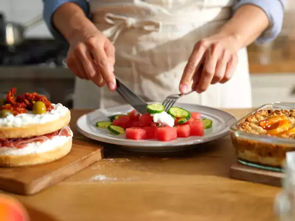 Menu del giorno, 15 agosto: cake salato, insalata estiva e crumble di albicocche