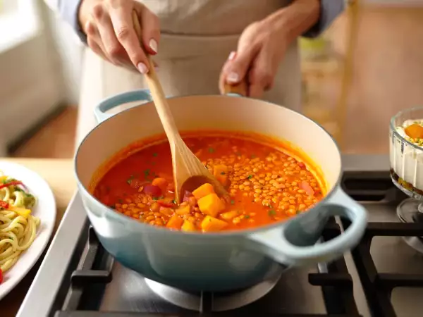 Menu vegetariano, 22 agosto: un viaggio di sapori con zuppa speziata, pasta fresca e tiramisù estivo