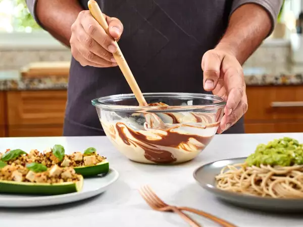 Menu vegetariano, 23 agosto: zucchine ripiene, spaghetti al pesto di avocado e torta marmorizzata