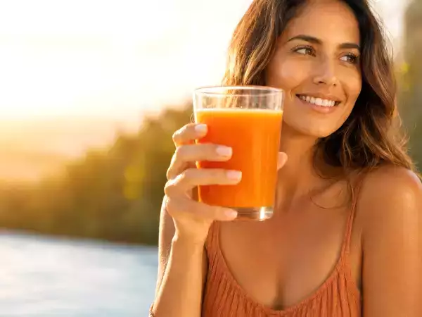 Il succo estivo che valorizza l’abbronzatura e mantiene la pelle luminosa