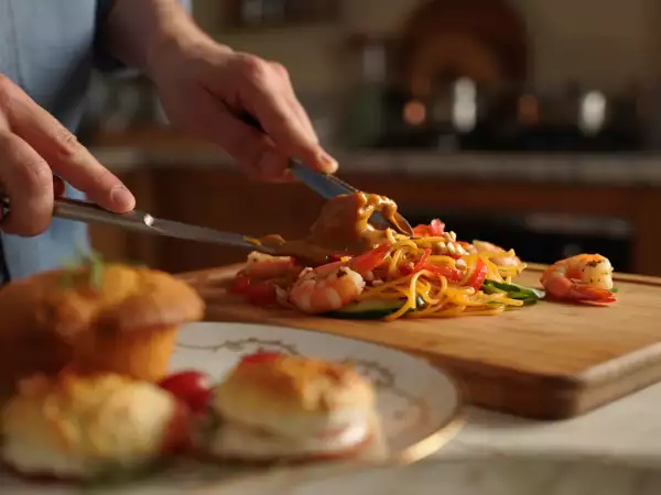 Menu del giorno, 18 agosto: cornetti di sfoglia, insalata colorata e muffin con albicocche