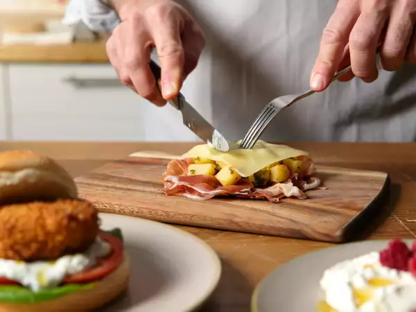 Menu del giorno, 19 agosto: millefoglie di grano saraceno, hamburger di pollo e gelato ai lamponi