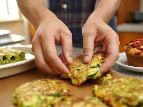 Menu del giorno, 23 agosto: frittelle di zucchine, cannelloni al pesto e muffin con bacche di goji