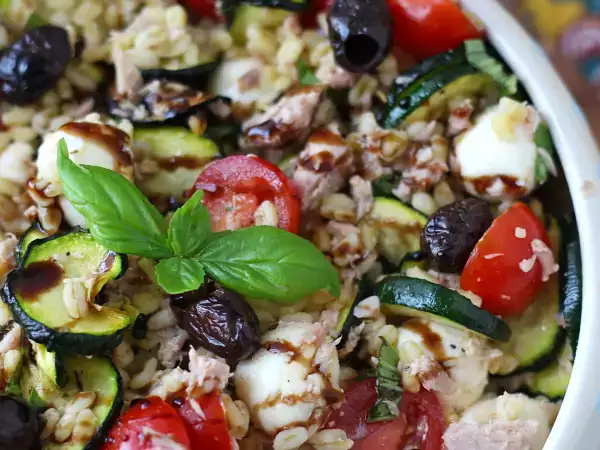 28 insalate complete che saziano davvero: idee fresche e veloci per pranzo e cena ogni giorno