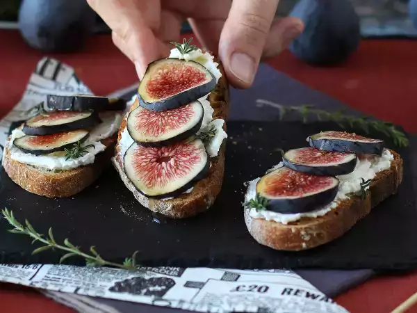 Bruschetta con fichi, miele e formaggio fresco: il mix cremoso e croccante che conquista l'aperitivo