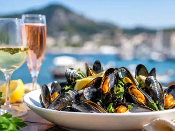 Cozze e vino: come abbinare bianchi, bollicine e rosati per valorizzare ogni sapore
