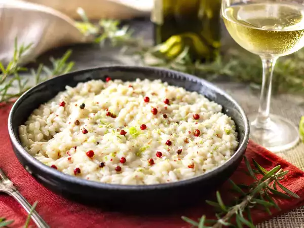 Scopri vini e bevande da abbinare al risotto al lime e pepe rosa per esaltare freschezza e cremosità