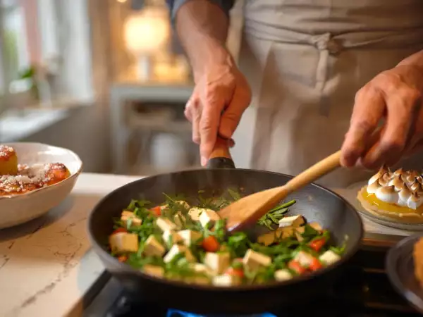 Menu vegetariano, 25 agosto: sformatini di patate, tofu alle erbe e crostatina meringata al limone