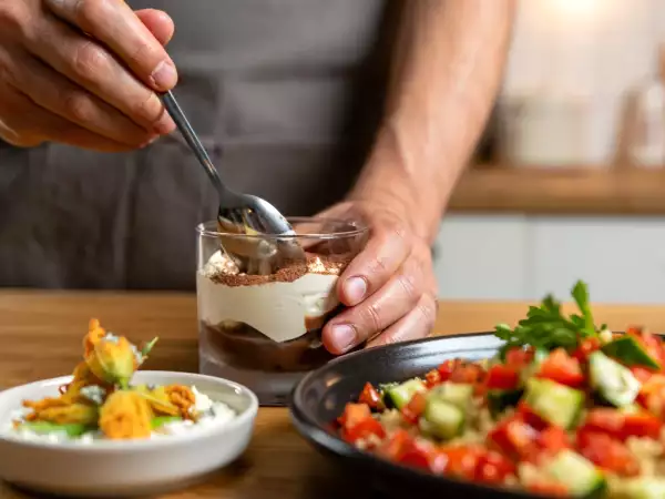 Menu vegetariano, 26 agosto: fiori di zucca croccanti, couscous fresco e dolcezza al cioccolato