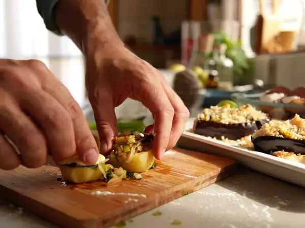 Menu vegetariano, 28 agosto: nidi di patate e melanzane spaccate con tiramisù alla nutella