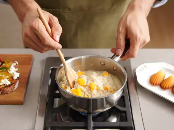 Menu vegetariano, 30 agosto: bruschette di fichi, risotto al mango e madeleine soffici