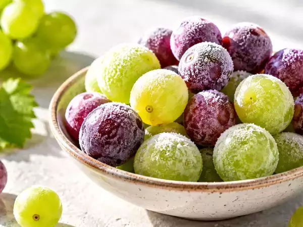 Hai mai provato a congelare l'uva? Il trucco fresco che trasforma il frutto in snack irresistibile