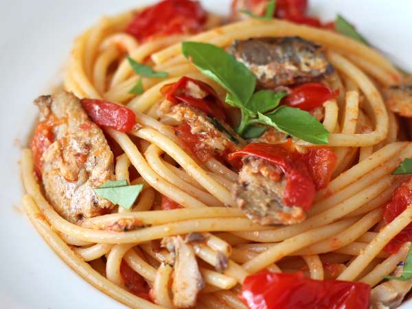 Cena veloce con pesce in scatola: 8 ricette furbe che sembrano fatte con ingredienti freschi