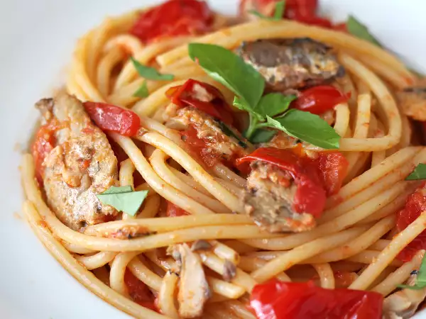Cena veloce con pesce in scatola: 8 ricette furbe che sembrano fatte con ingredienti freschi