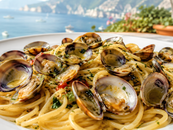 Perché a Napoli si dice pasta a vongole: dietro quella “a” c’è una storia tutta partenopea