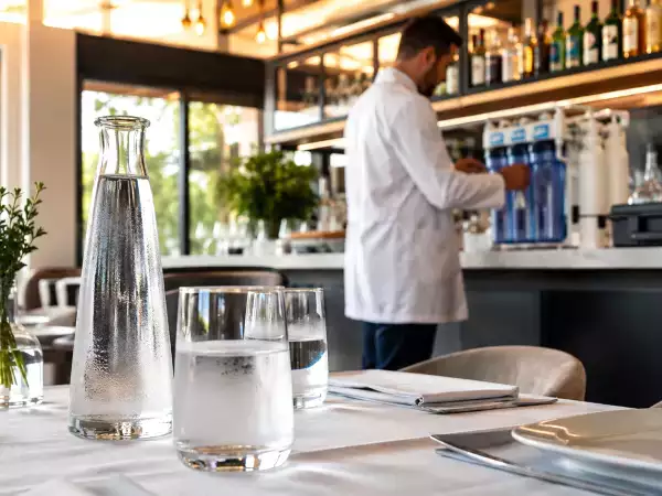 Acqua trattata al ristorante: il controllo Nas che fa guardare la caraffa con occhi diversi