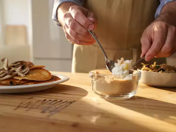 Menu del giorno, 28 agosto: pancakes ai funghi porcini, linguine con mazzancolle e coppa golosa
