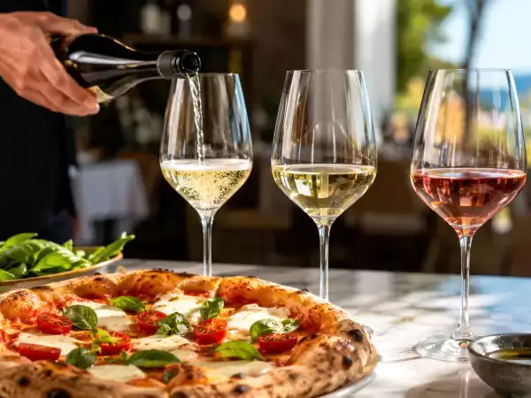 Come scegliere il vino giusto per ogni tipo di pizza: i consigli essenziali dei sommelier per te