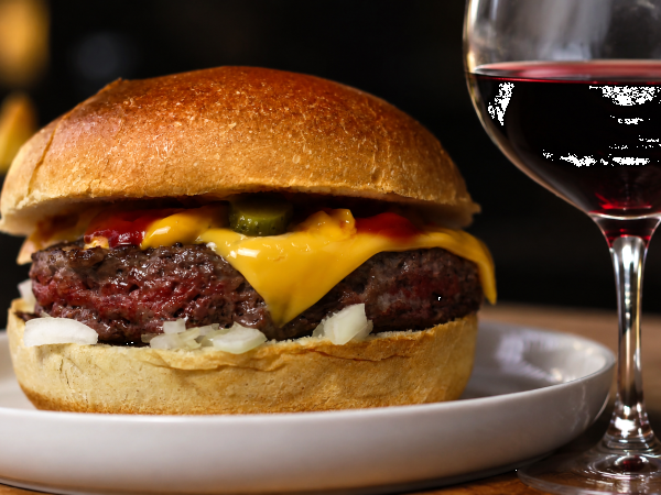 Vino e cheeseburger: abbinamenti che funzionano davvero e perché alcuni sapori si esaltano a vicenda