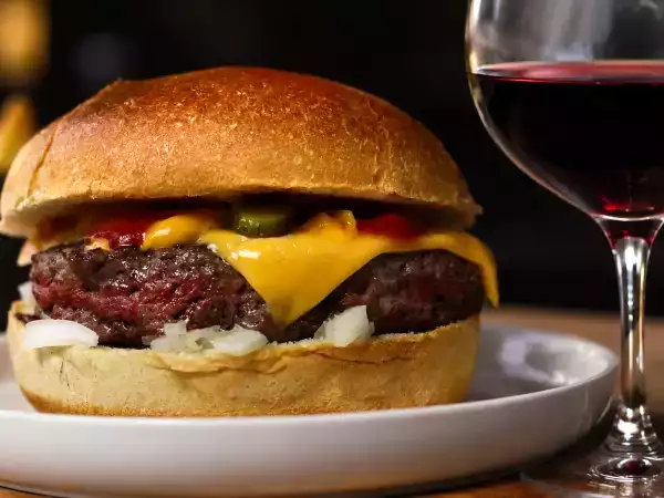 Vino e cheeseburger: abbinamenti che funzionano davvero e perché alcuni sapori si esaltano a vicenda