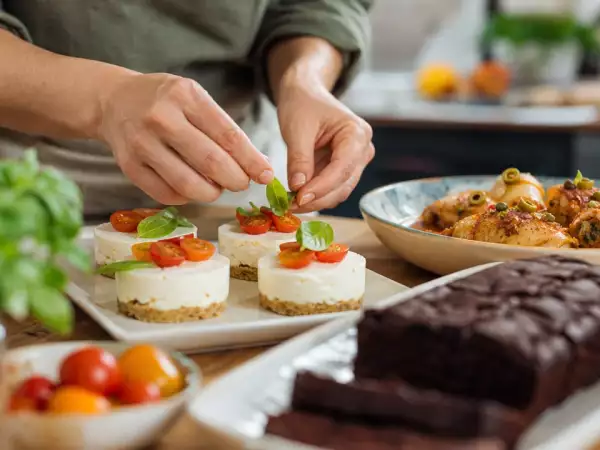 Menu del giorno, 1 settembre: cheesecake salata, calamari ripieni e plumcake vegano