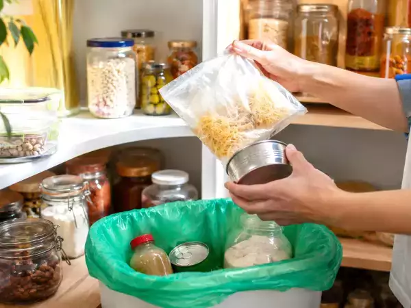 Prima di settembre controlla la dispensa: quali alimenti aperti buttare subito per sicurezza