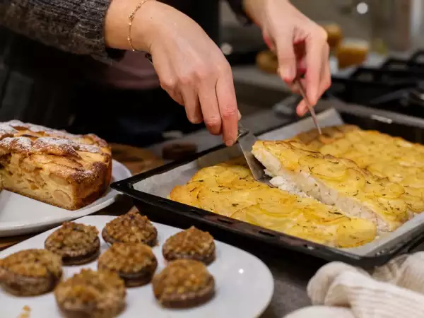 Menu del giorno, 13 settembre: funghi champignon ripieni, filetto di scorfano in crosta di patate e torta di mele soffice