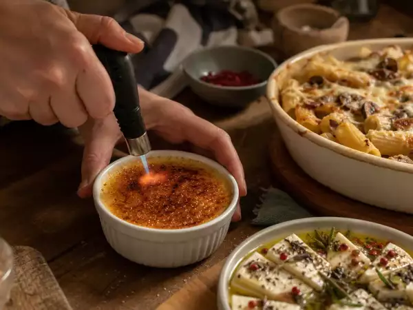 Menu del giorno, 14 settembre: antipasto di feta marinata, pasta al forno ai funghi e creme brulée