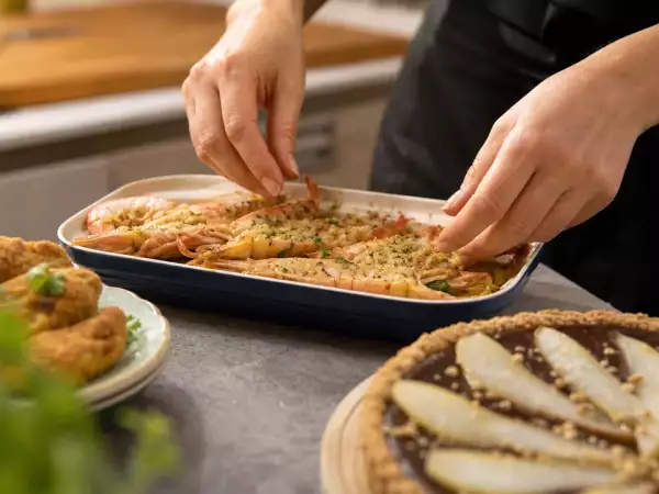 Menu del giorno, 15 settembre: crocchette di fagioli cannellini, gamberoni al forno e crostata con cioccolato e pere