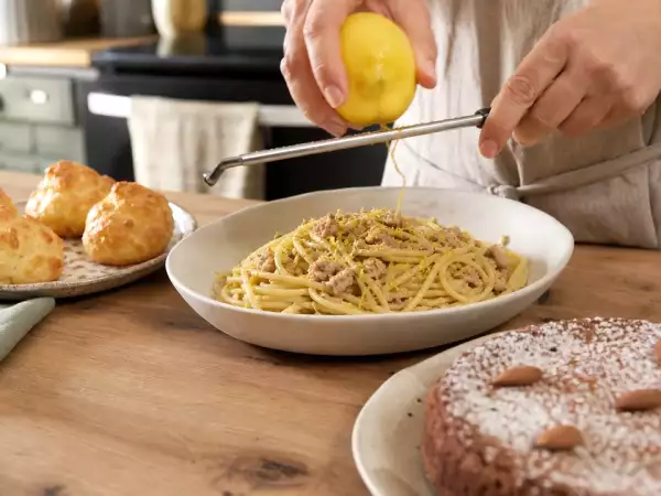 Menu del giorno, 16 settembre: gougères al formaggio, pasta con tonno e torta di mandorle senza farina