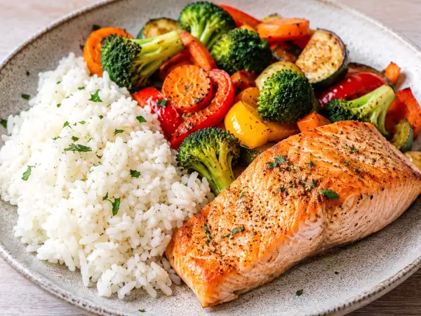 Dopo il pranzo ti senti senza energie? Cosa potrebbe causarlo se non sono i carboidrati e cosa fare