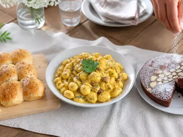 Menu del giorno, 18 settembre: fagottini di pizza, gnocchetti allo zafferano e torta caprese