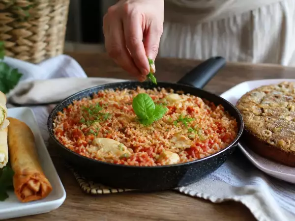 Menu del giorno, 21 settembre: involtini libanesi, pollo e riso al pomodoro, torta di nocciole senza farina