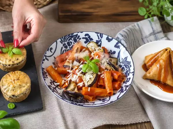 Menu vegetariano, 22 settembre: tortini salati, pasta con melanzane e fagottini di crepes