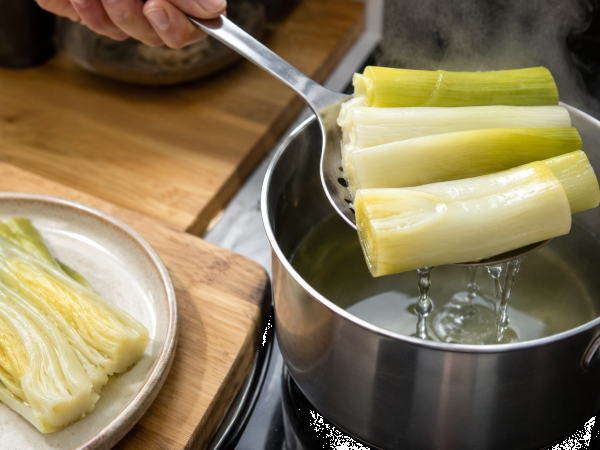 Come ottenere porri teneri e mai acquosi: il dettaglio semplice che trasforma ogni ricetta in cucina