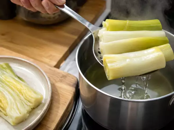 Come ottenere porri teneri e mai acquosi: il dettaglio semplice che trasforma ogni ricetta in cucina