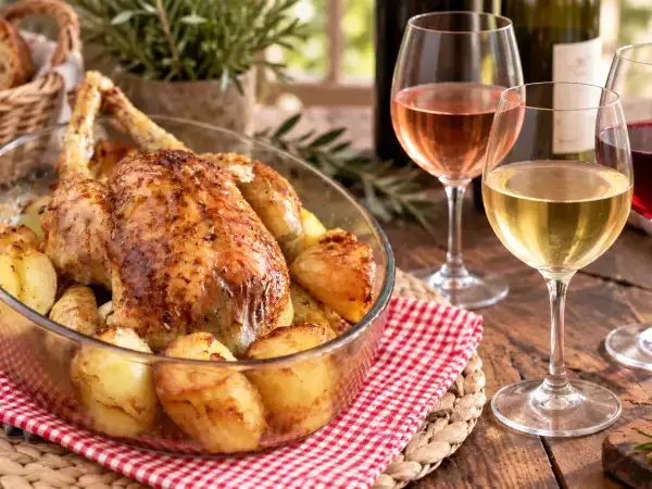 Scopri 5 vini italiani che esaltano il gusto del pollo e trasformano la cena in un ricordo speciale