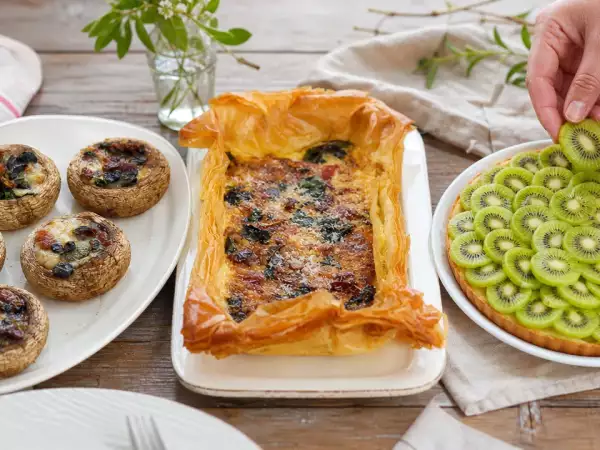 Menu del giorno, 25 settembre: funghi champignon ripieni, torta salata di pasta fillo e crostata di kiwi