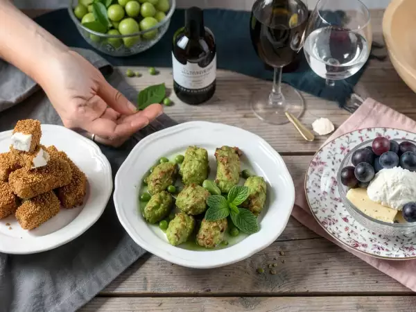Menu vegetariano, 29 settembre: un viaggio di sapori con feta, piselli e uva al prosecco