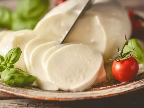 Come gustare la mozzarella di bufala al meglio: consigli dai veri intenditori italiani!