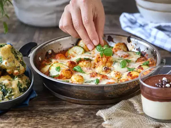 Menu del giorno, 27 settembre: cookies salati con feta, gnocchi gratinati e crema al caffè