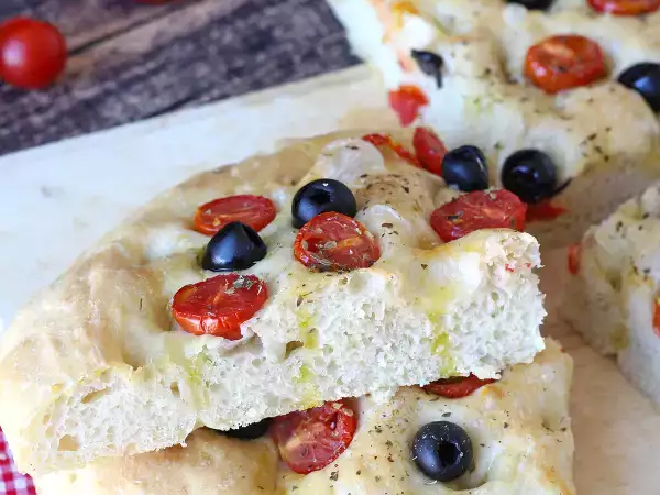 Questa focaccia alta con pomodorini e olive conquista già dal profumo: la ricetta da provare