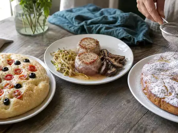 Menu del giorno, 2 ottobre: focaccia alta con pomodorini, filetto di maiale con porcini e torta di mele cremosa
