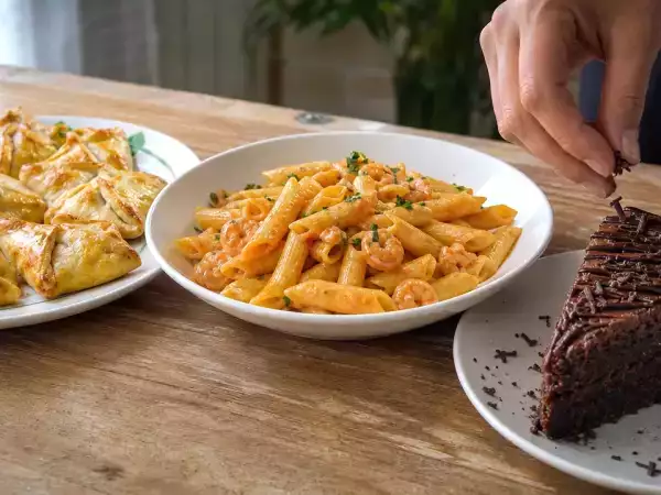 Menù del giorno, 3 ottobre: fagottini di salsiccia, penne alla garibaldina e torta al cioccolato