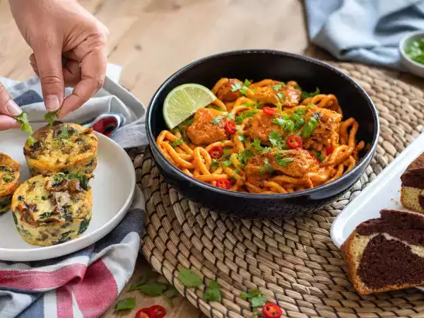 Menu del giorno, 5 ottobre: sformatini di spinaci, udon al pollo e torta marmorizzata