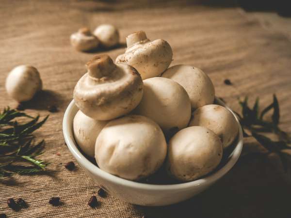 Bisogna pelare i funghi prima di cucinarli?